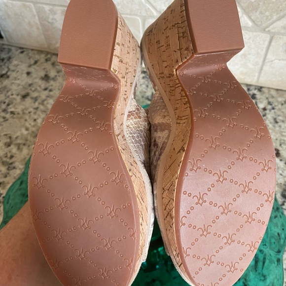 Like New! Johnston & Murphy Angie Taupe Snakeskin Leather Mules Size 6 - Picture 7 of 15